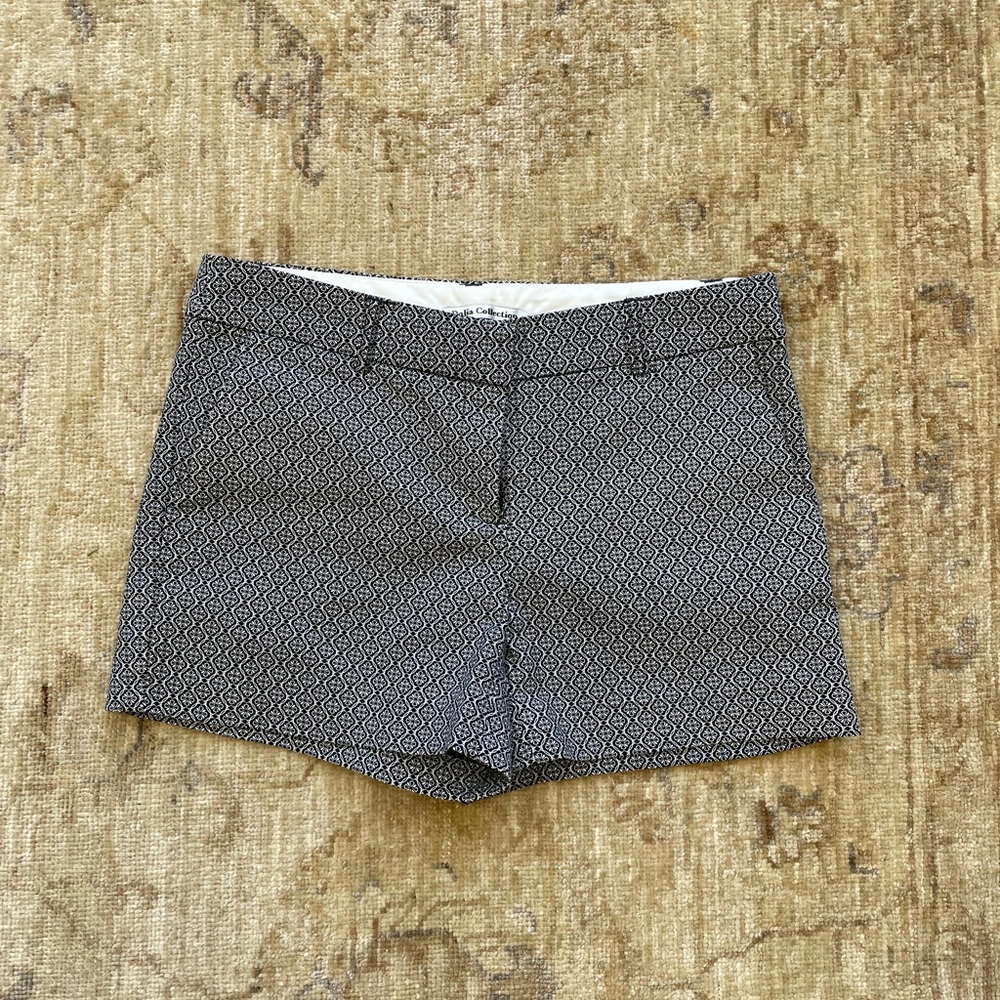 Flat front print shorts with pockets size small
